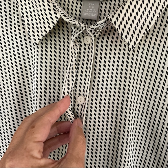 Like New H&M Satin Blouse  Medium With Hidden Buttons And Double Button Cuff - Picture 6 of 9